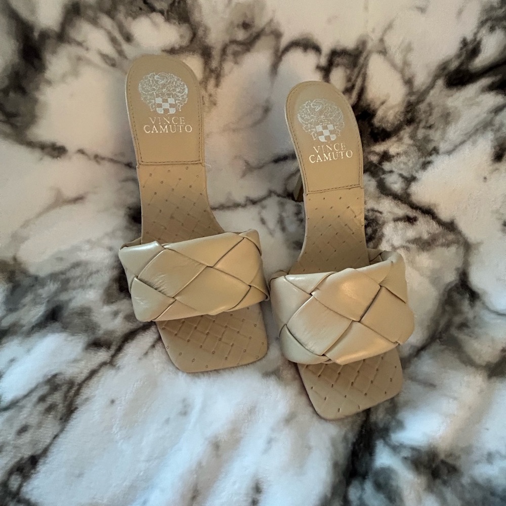 Vince camuto backless cream heals leather new condition never worn